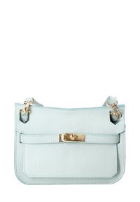 Borsa a spalla in pelle blu chiaro con patta, chiusura in oro e tracolla regolabile. Presenta una tasca frontale e una superficie testurizzata.