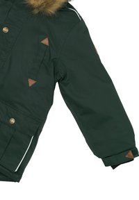 Zelená parka s kapucňou z umelého kožušiny, so zapínaním na zips a gombíky, kontrastnými hnedými koženými detailami a bočnými vreckami.