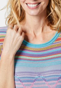 Mehrfarbiger Strickpullover mit horizontalen Streifen in Blau, Lila, Pink und Orange. Das Design umfasst einen runden Ausschnitt und strukturierte Muster.