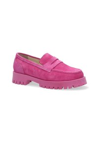 Růžové semišové loafery s vyvýšenou přední částí a mohutnou gumovou podrážkou s hlubokými prohlubněmi. Design je elegantní s hladkým povrchem.