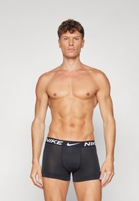 Nike Underwear ESSENTIAL TRUNK 3 PACK - Boxers - life print/uni red/black