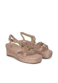 Sandali con zeppa rosa, base in paglia intrecciata, con cinturini decorati con cristalli e una morbida texture in suede. Design open toe.