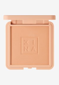 Compact de poudre pressée en pêche clair. Texture lisse, avec logo en relief, forme carrée et fermeture à rabat sécurisée.