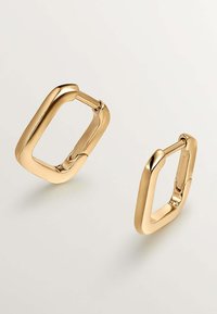 Los pendientes de metal color dorado presentan una forma rectangular con bordes suaves y un diseño de bisagra para un cierre seguro.