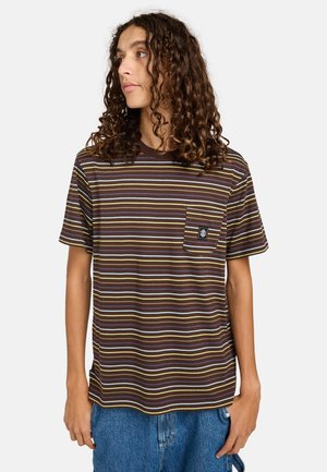 T-shirt à manches courtes rayé marron avec des bandes horizontales jaunes, bleues et blanches, poche poitrine et un patch logo noir sur la poche.
