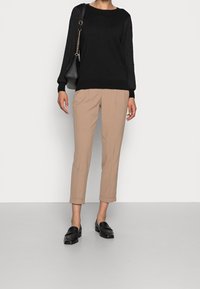 Freequent Sweter