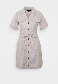 Krátký rukáv, světle béžové lněné šaty s knoflíkovým zapínáním vpředu, dvěma náprsními kapsami, vázaným pasem a rozšířenou sukní.