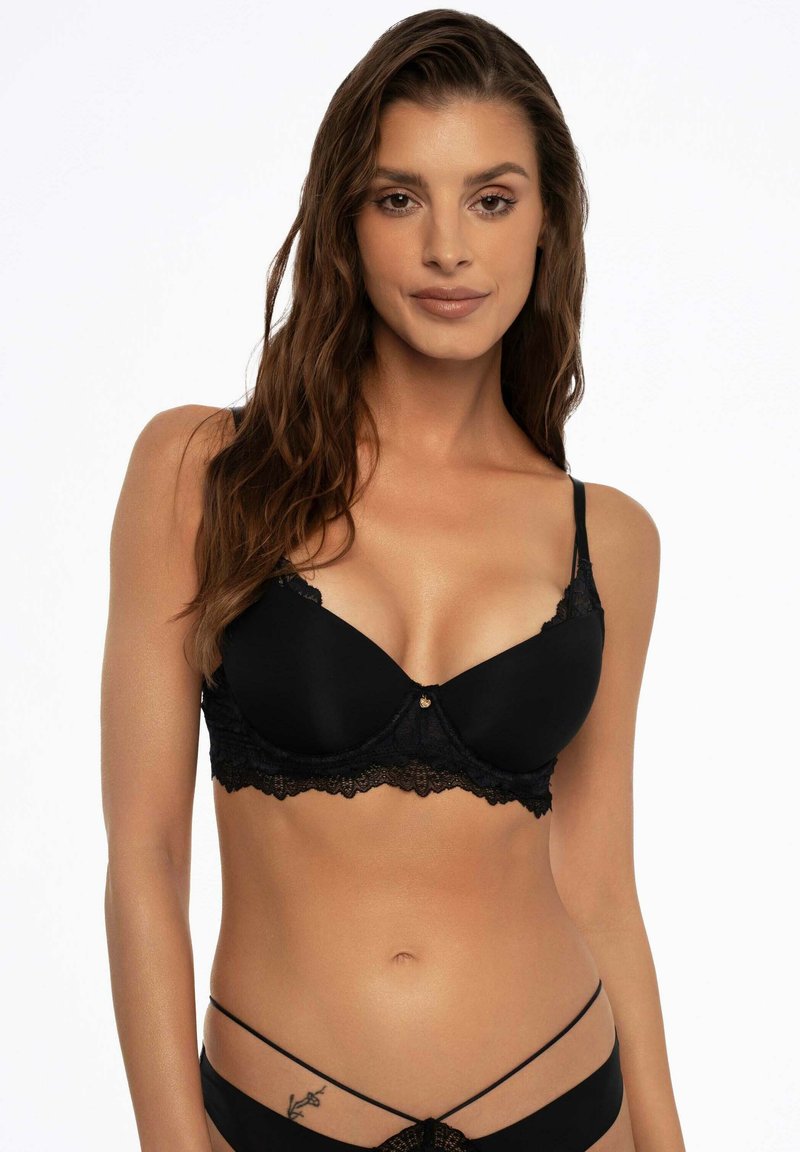 Czarny biustonosz z koronkowym wykończeniem, z formowanymi miseczkami, delikatnymi koronkowymi akcentami i regulowanymi ramiączkami. Gładki materiał i subtelny złoty detal.