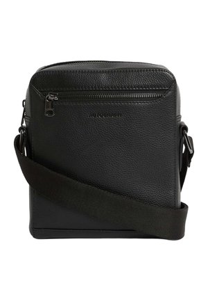 Sort tekstureret læder crossbody-taske med lynlåslomme foran, metal lynlås træk og justerbar sort stofrem.