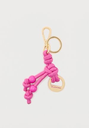 Guldnøglekæde med pink snoede lædersnore og perler, med en rund vedhæng indgraveret med "VALENTINO."