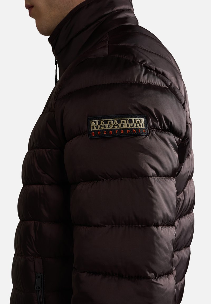 Dunkelbraune Pufferjacke aus Stoff mit hohem Kragen, gesteppter Textur und einem schwarzen Patch mit dem Logo "Napapijri geographic" auf der Schulter.
