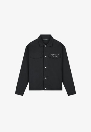 Zwarte lange mouwen jas met een overhemdkraag, voorzien van een voorkantzak, drukknoopsluiting en een witte geborduurde logo op de borst.