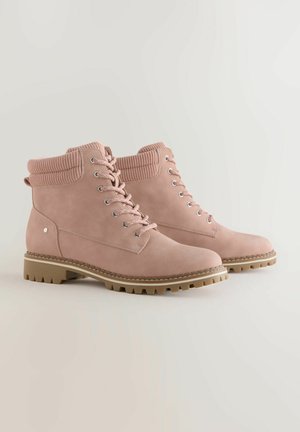Rosa Kunstsuede-Ankle-Boots mit gerippter Manschette, silbernen Ösen und einer robusten, profilierten Sohle. Schnürsenkel ziehen durch die Ösen für einen sicheren Halt.