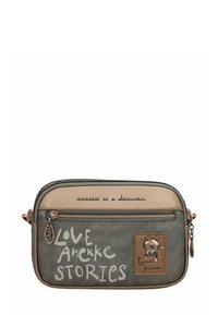 Pequeño pouch rectangular gris y topo con el texto "Love Anekke Stories", un emblema de un gato con gafas y un bolsillo delantero con cremallera.
