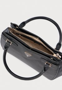 Borsa strutturata nera realizzata in materiale sintetico strutturato, con dettagli in oro, doppi manici e chiusura a zip con tasca interna.