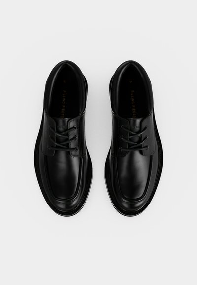 Paire de chaussures habillées en cuir noir poli à lacets avec bouts carrés arrondis, vue de dessus sur fond blanc.