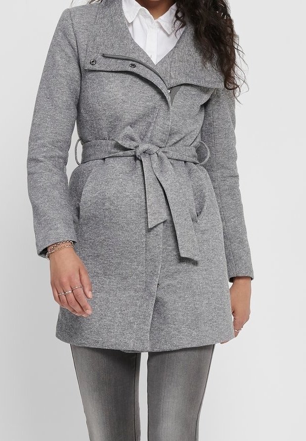 Cappotto grigio con cintura, colletto a punte, tasche anteriori e dettagli decorative con zip. Realizzato in tessuto testurizzato con una finitura liscia.