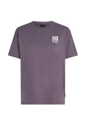 Lila Baumwoll-T-Shirt mit kurzen Ärmeln, ausgestattet mit einem kleinen weißen Grafikdruck auf der linken Brustseite. Klassisches Rundhalsdesign.