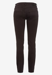 Jeans de mezclilla marrón oscuro con un corte ajustado, que presentan una cintura de altura media, bolsillos traseros y una sutil marca en la cinturilla.