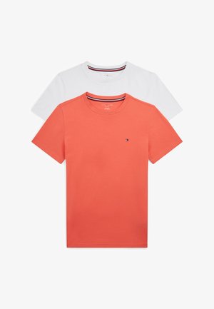 Duona sulankstytos trumpomis rankovėmis marškinėliai, vieni balti, kiti koraliniai, su mažu vėliavos logotipu koralinio marškinėlio krūtinės srityje.