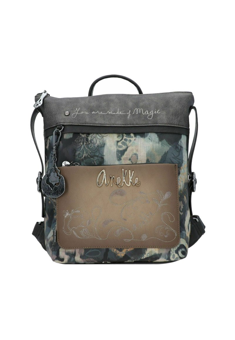 Sac à dos en tissu gris et à motifs, poche avant marron, couture décorative, logo en métal "Anekke" et texte "Tu es fait de magie" sur le rabat supérieur.