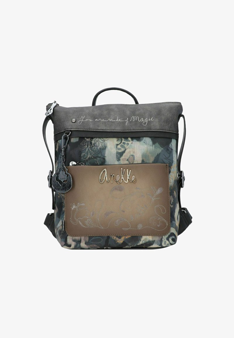 Sac à dos en tissu gris et à motifs, poche avant marron, couture décorative, logo en métal "Anekke" et texte "Tu es fait de magie" sur le rabat supérieur.