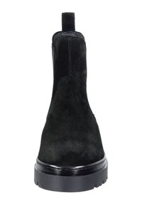 Czarne zamszowe botki za kostkę z zaokrąglonym noskiem, elastycznymi bocznymi panelami i teksturowaną czarną gumową podeszwą. Posiadają pętelkę z tyłu.