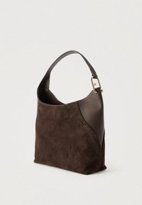 Barna velúr és bőrből készült kézitáska, egyetlen vállpánttal, texturált felülettel és aranyszínű fém díszítéssel.
