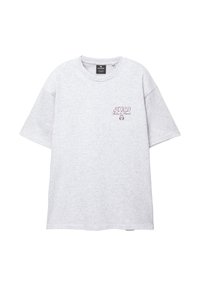 Grå kortærmet t-shirt lavet af en bomuldsblanding, med rund halsudskæring og rødt broderet logo på venstre brystområde.