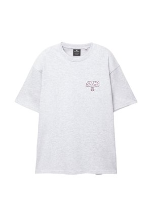 Szürke, rövid ujjú pamut keverék póló, kerek nyakkivágással és piros hímzett logóval a bal melle részen.