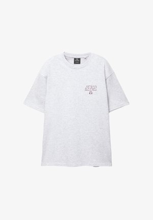 Szürke, rövid ujjú pamut keverék póló, kerek nyakkivágással és piros hímzett logóval a bal melle részen.