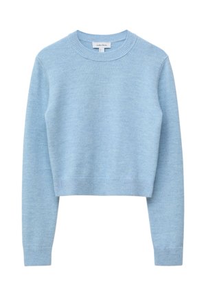 Hellblauer, kurzer Pullover aus weichem Strickmaterial. Verfügt über lange Ärmel, einen runden Ausschnitt sowie gerippte Bündchen an Ärmeln und Saum.