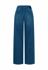 Jean en denim bleu à jambes larges, montré de dos avec deux poches passepoilées et des passants pour ceinture à la taille.