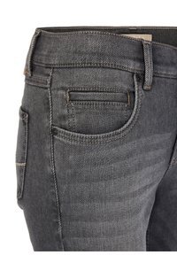 Jeans de denim gris con un corte recto, que cuentan con bolsillos traseros, detalles de costura sutiles y una textura suave.