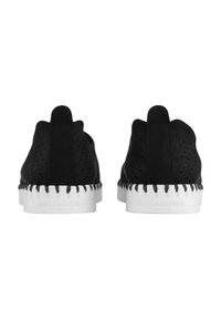 Schwarze Wildlederschuhe mit durchbrochenem Design, weiße Gummisohle mit Zickzackmuster und Branding, Rückenschlaufe für einfaches Anziehen.