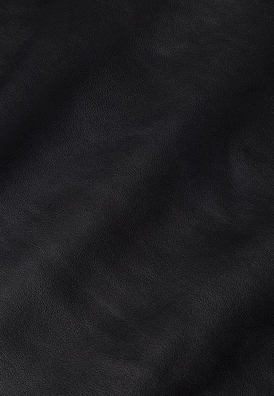 Crna teksturirana kožna površina s finim uzorcima zrna i suptilnim prirodnim borama i naborima.