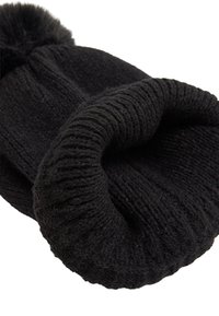 Gorro de punto negro con puño doblado y patrón texturizado. Cuenta con un pompón de piel en la parte superior, fabricado con un material suave y cálido.
