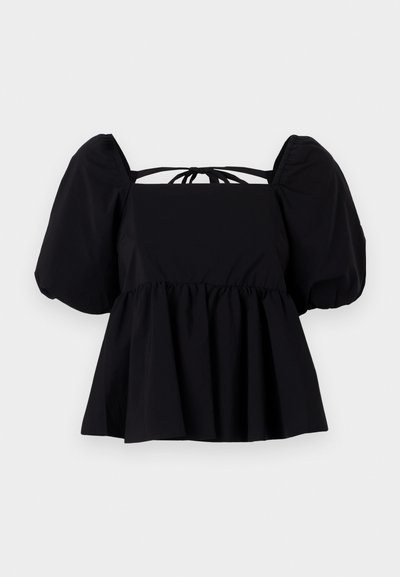 Zwarte blouse met pofmouwen, een vierkante halslijn, een gathered taille en een strikdetail op de rug. Gemaakt van lichtgewicht stof met een gladde textuur.