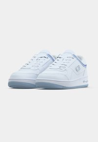 Λευκά αθλητικά παπούτσια χαμηλού ύψους με ανοιχτό μπλε σόλες, μπλε περιθώριο, σχεδιασμό με κορδόνια και λογότυπο "C" στις πλευρές και στη γλώσσα.