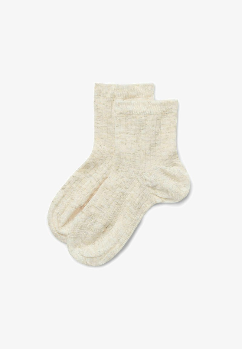 Krémové ponožky s jemnou ribbovanou texturou a subtilním melírovaným vzorem. Výšky kotníků, s vyztuženými patami a špičkami pro zvýšení odolnosti.