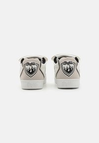 Vita och beige sneakers har en strukturera mocka-häl, rund tunga, broderad logotyp och platt gummisula. Subtila designinslag.