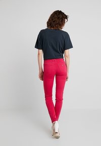 Guess Vaqueros pitillo - pink