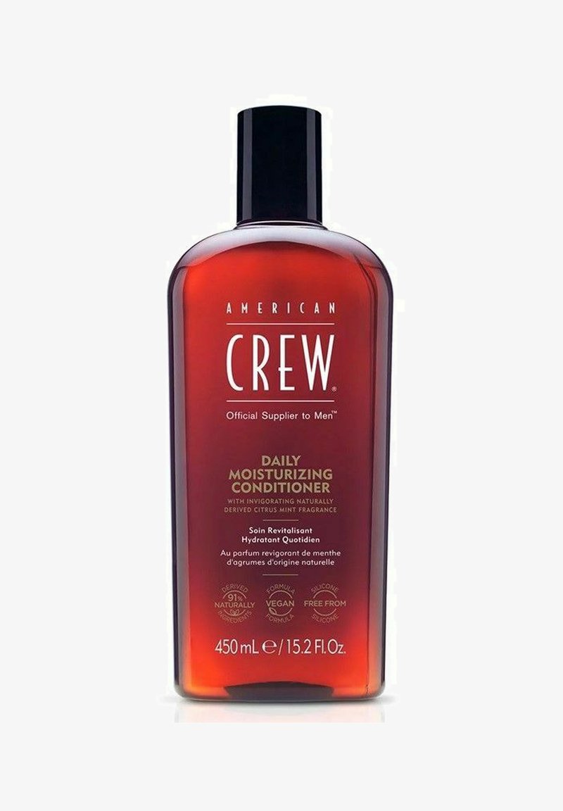 Amber plastikflaske med American Crew Daily Moisturizing Conditioner, der har en sort flip-top låg, hvid tekst og en volumen på 450 mL.