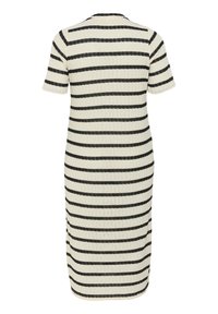 Strickkleid mit einem horizontalen schwarz-cremefarbenen Streifenmuster, kurzen Ärmeln und Rundhalsausschnitt, gerader Silhouette und knielanger Länge.