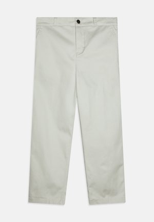 Šviesiai pilki medvilniniai kelnių su tiesiomis kojomis dizainas, priekinių kišenių ir vieno juodo sagos užsegimo juosmenyje. Visur glotni tekstūra.