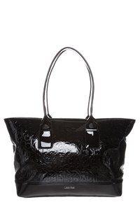 Czarna torebka na ramię z lakierowanej skóry z wytłoczonym wzorem logo, podwójnymi uchwytami i przestronnym wnętrzem dla praktycznego użytku.