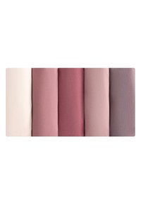 Vijf stoffenrollen in tinten crème, stoffig roze, roos, mauve en lavendel naast elkaar gerangschikt.