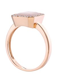 Roosa kuldne sõrmus, millel on ristkülikukujuline, faacettidegade hele kivi, mille servas on väikesed selged kivid ning sujuv rõngas.