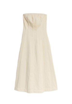 Vestido crema sin tirantes con costuras verticales, forma en A y textura suave. Con dobladillo de longitud media, diseño simple, sin acentos adicionales ni patrones.