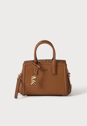 Brun lædertaske fra Michael Kors med dobbelte håndtag, gyldent MK-logo vedhæng og lynlåslukning øverst på en enkel hvid baggrund.